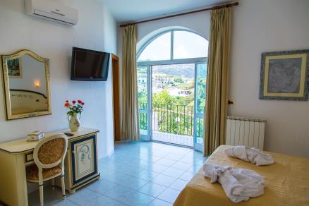 Offerte Hotel Villa Cimmentorosso | Forio | Categoria 3 stelle | Entrata Hotel Villa Cimmento Rosso-Forio-Isola d'Ischia